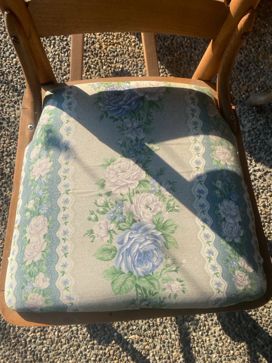 Wooden rocking chair with floral cushion - photo 2