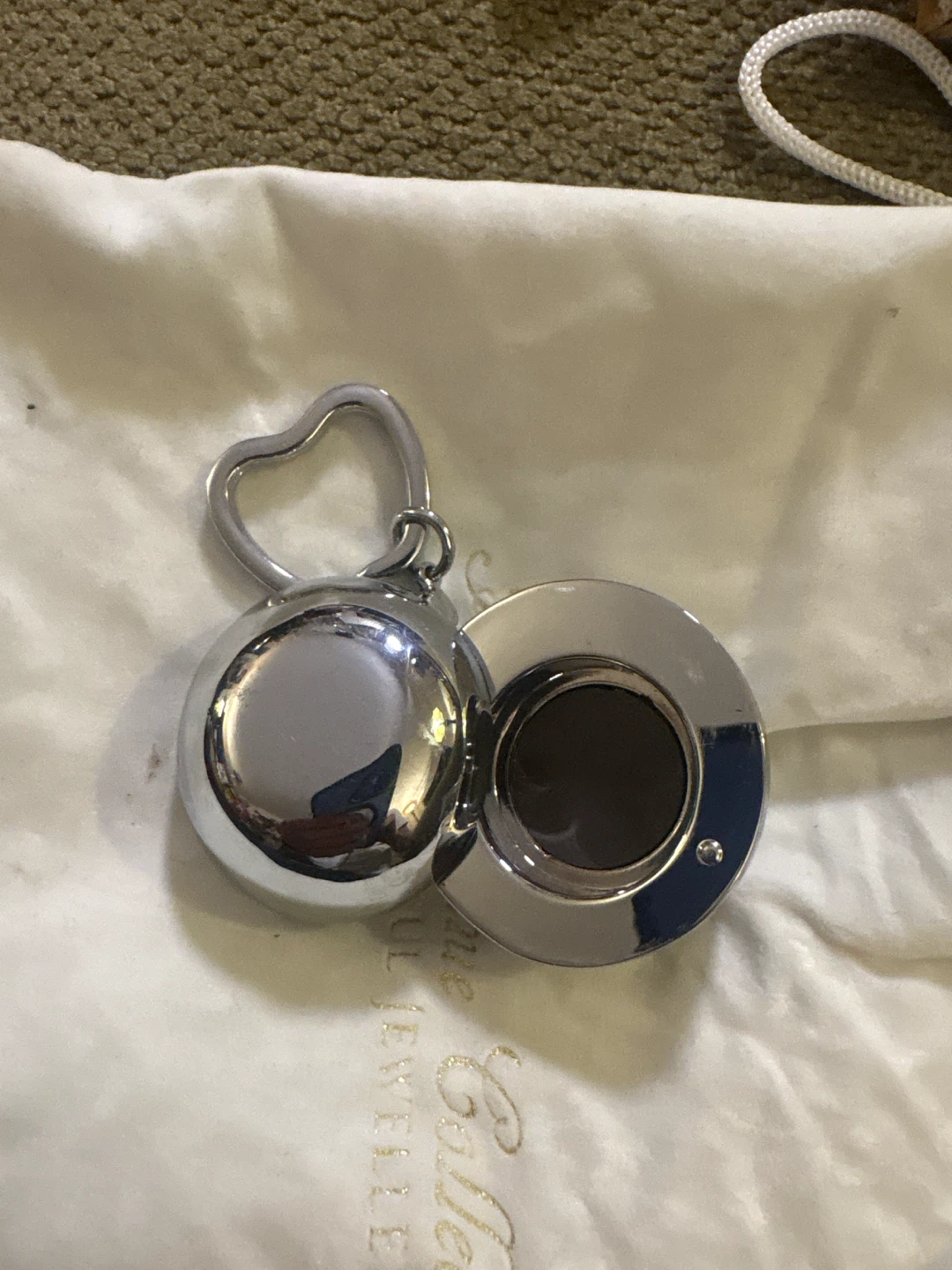 DKNY be Delish keychain