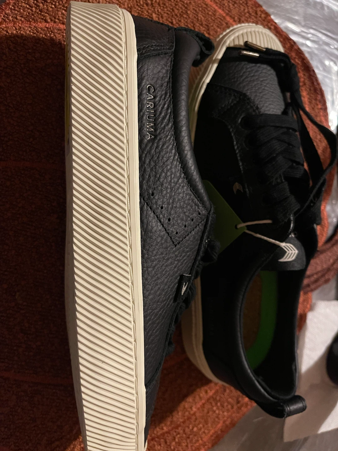 Cariuma low top men sneakers size 8