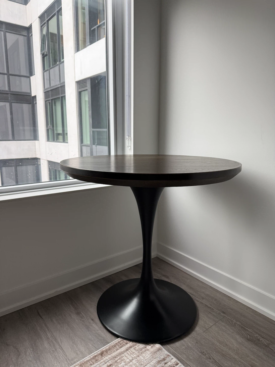 Round Dining Table - photo 3
