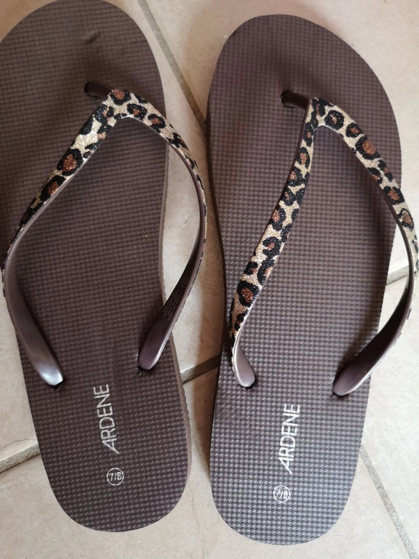 Ardene Flip Flops - Size 7/8