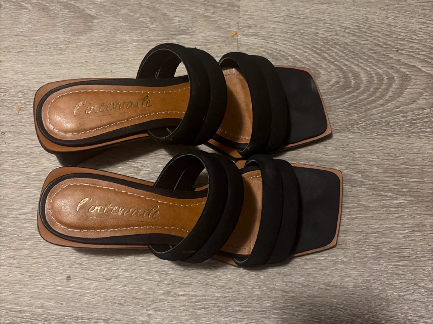 L'internationale Black Slide Sandals