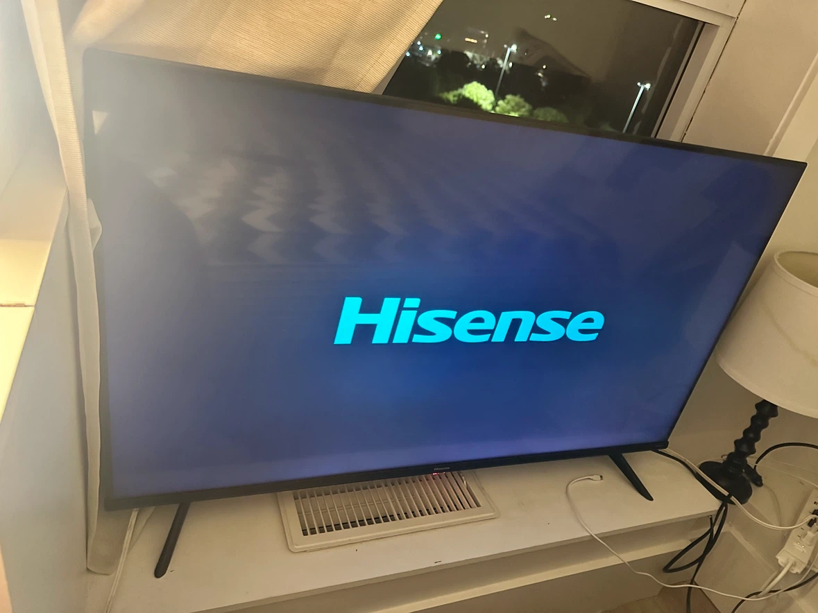 Hisense-VIDAA Smart TV 43” with Full Motion TV Wall mount - photo 2