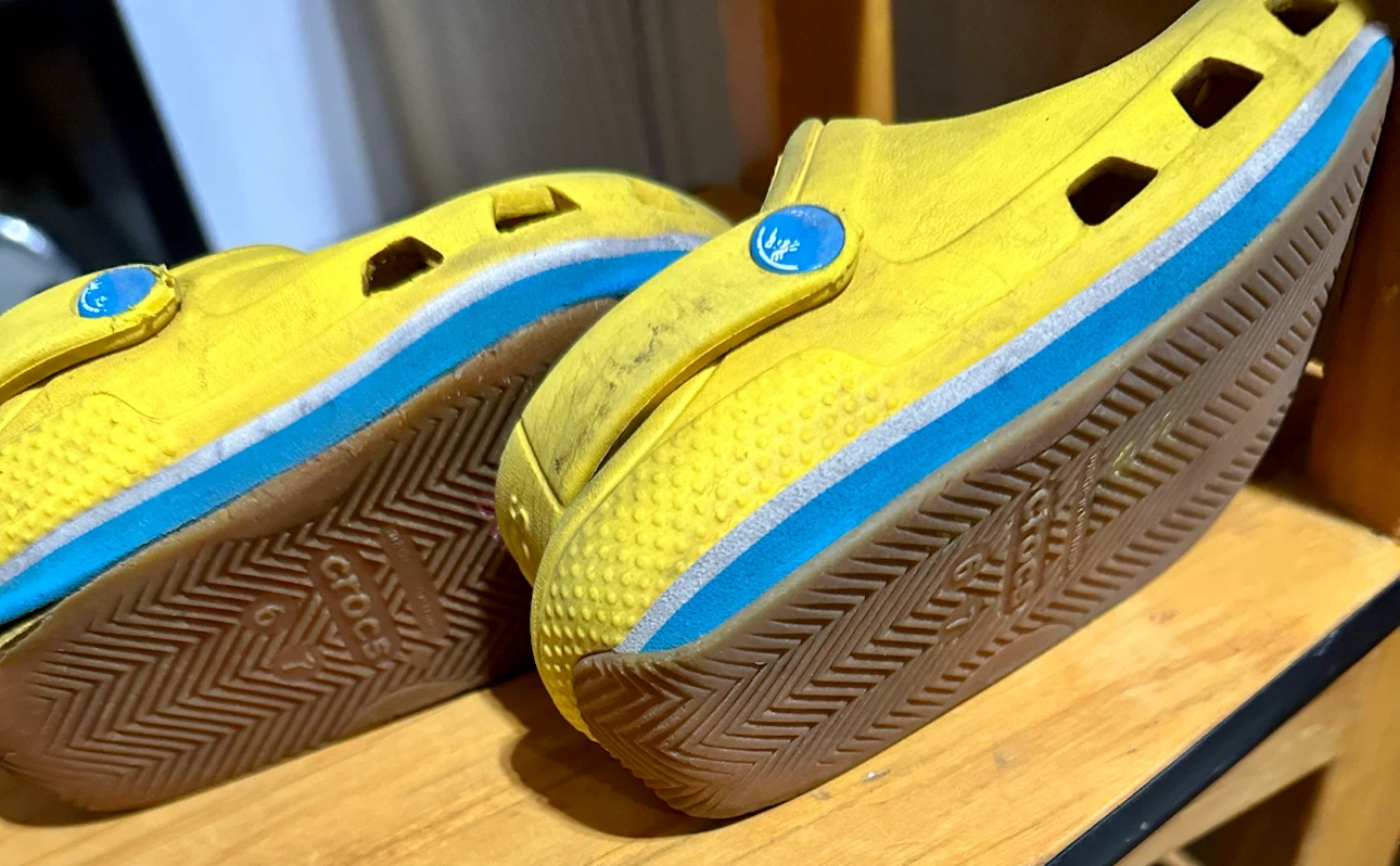 Yellow Crocs Kids Clogs Size 6/7 - photo 2