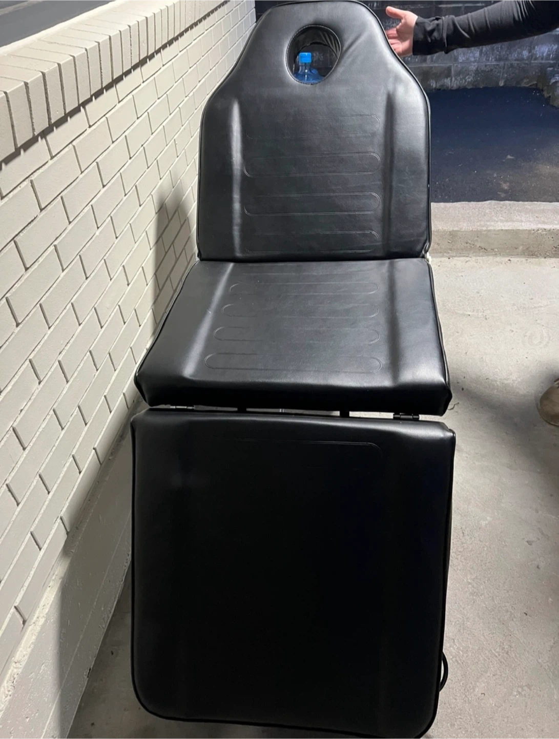 Lash bed with removable arm rest