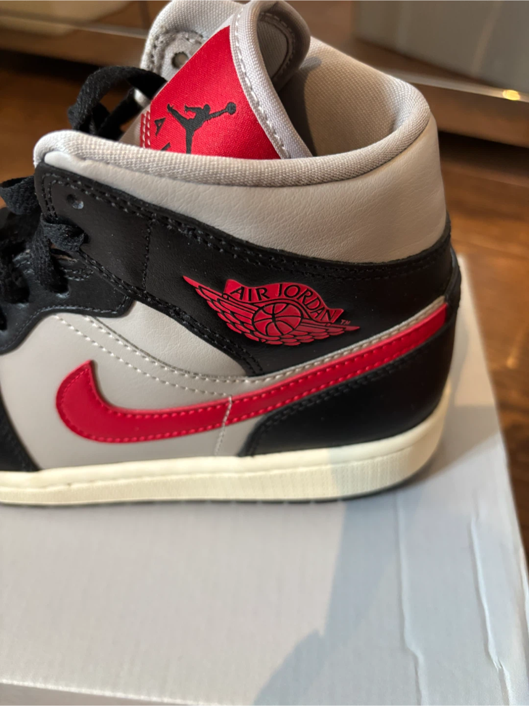 Air Jordan 1 Mid SE Shoes - women's US 7.5