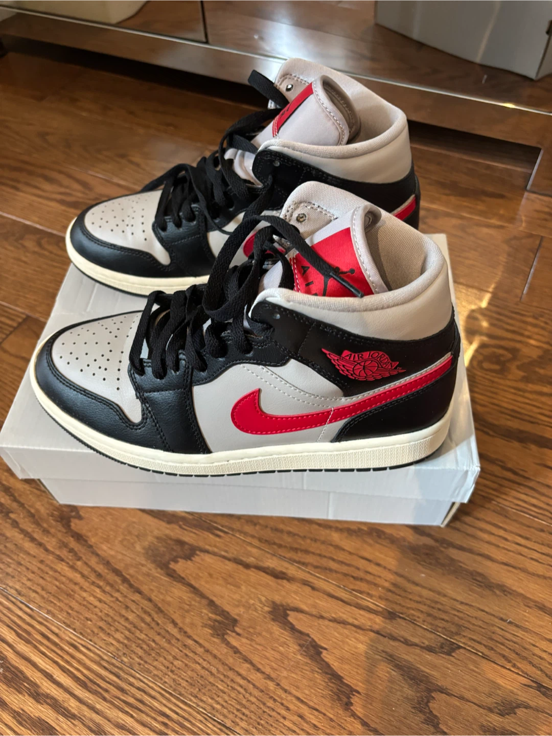 Air Jordan 1 Mid SE Shoes - women's US 7.5 - photo 2