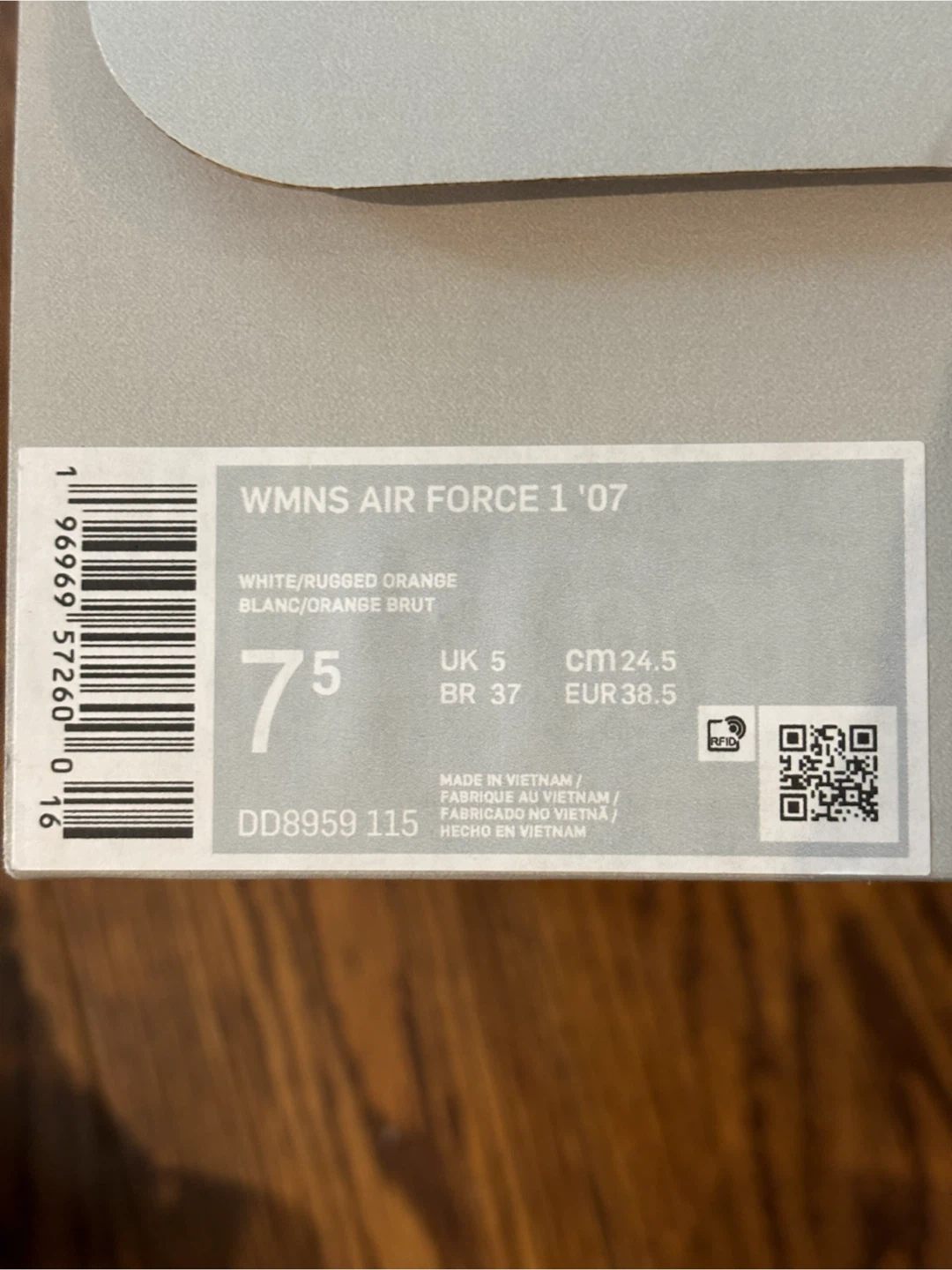 Air Jordan 1 Mid SE Shoes - women's US 7.5 - photo 3