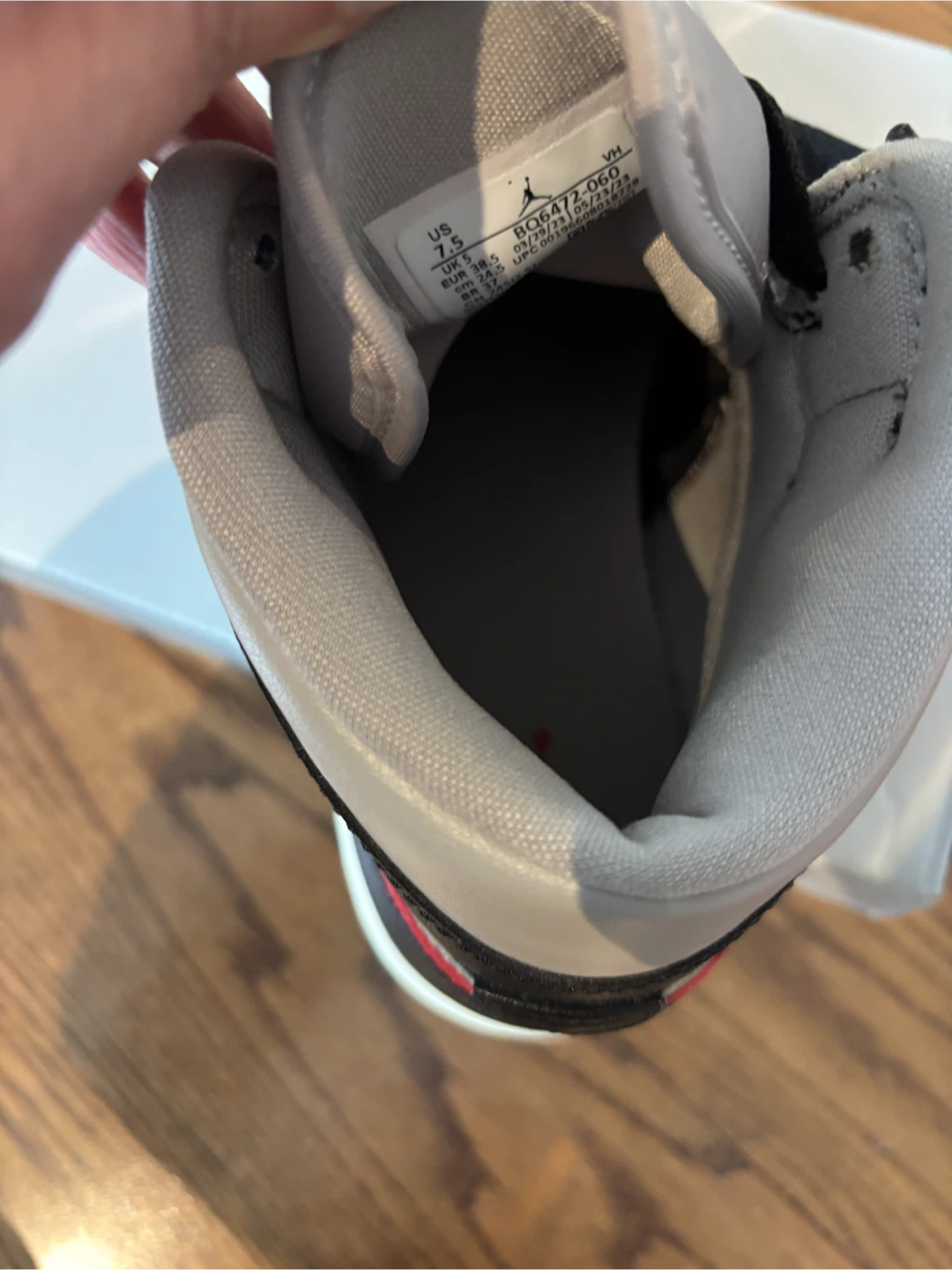 Air Jordan 1 Mid SE Shoes - women's US 7.5 - photo 4