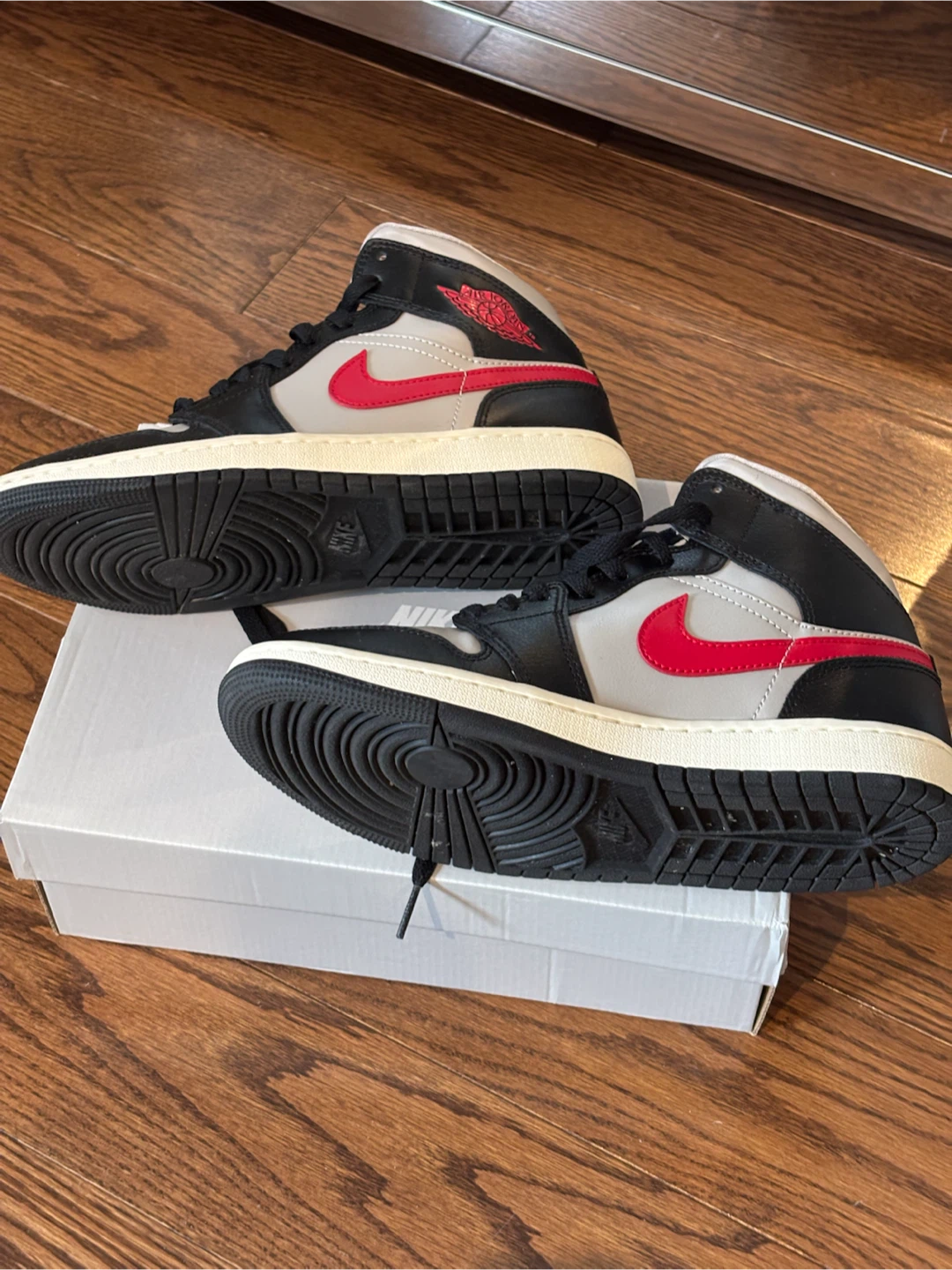 Air Jordan 1 Mid SE Shoes - women's US 7.5 - photo 5