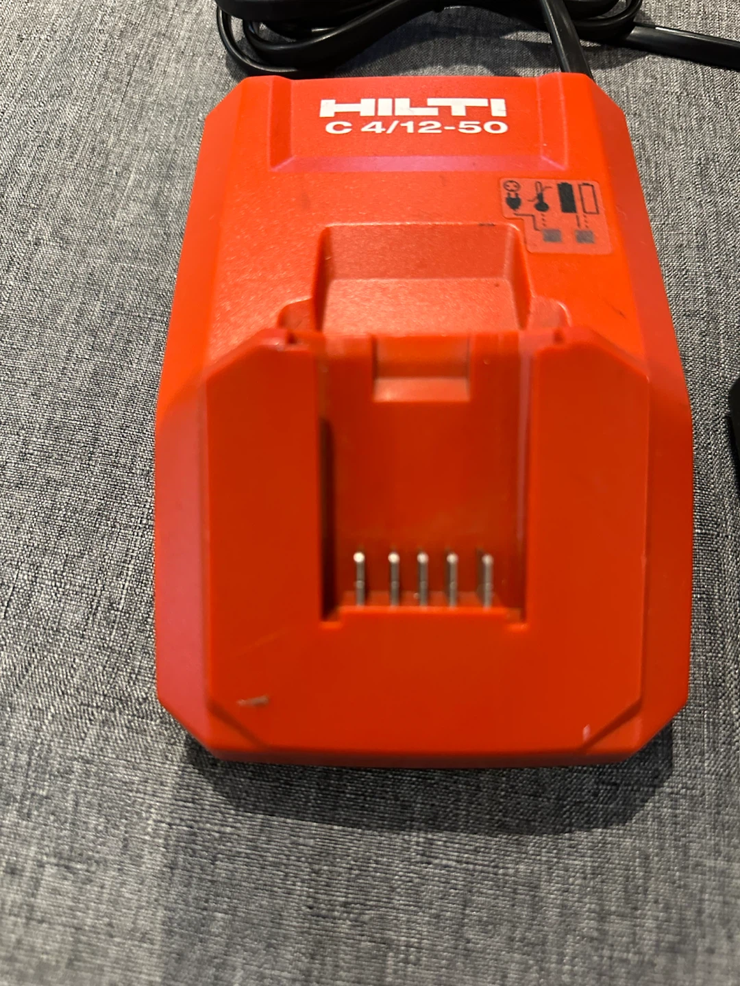 Hilti 12V battery and charger - photo 2