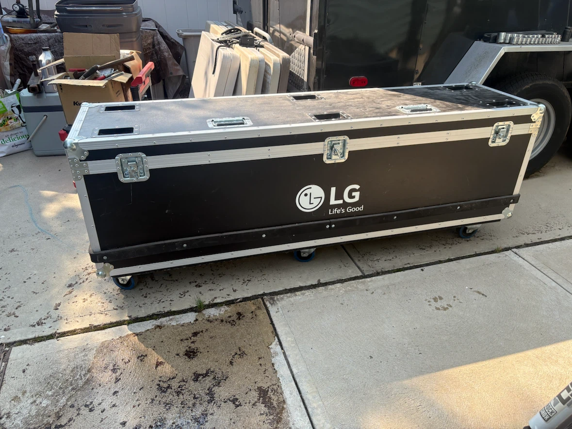 LG  Case with Wheels and Dividers