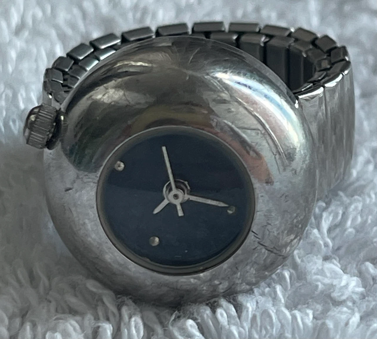 Vintage Y2K Silver Bubble Dome Finger Ring Watch (Needs Battery - photo 2