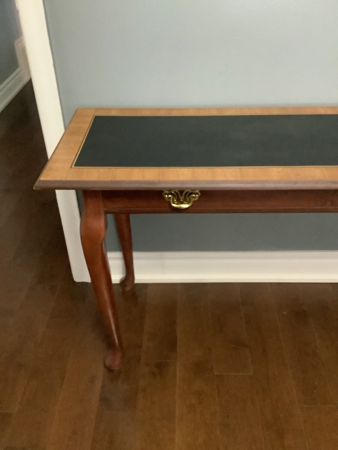 Console table with black top and wooden legs - photo 2