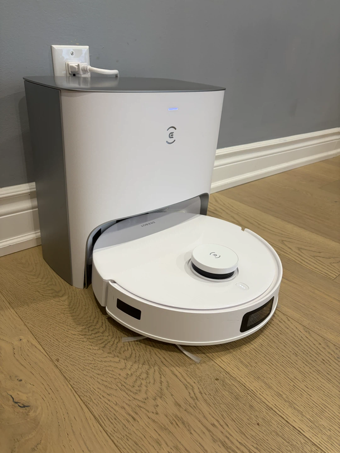 Ecovacs Deebot T10 Plus + Auto-Empty Station - photo 2