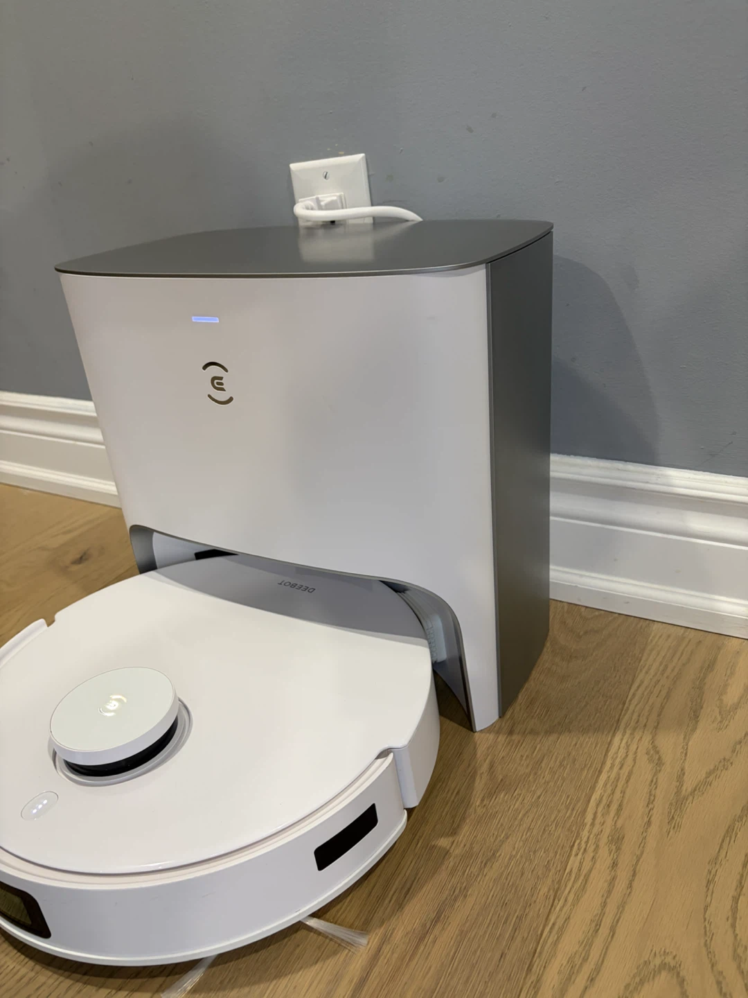 Ecovacs Deebot T10 Plus + Auto-Empty Station - photo 4