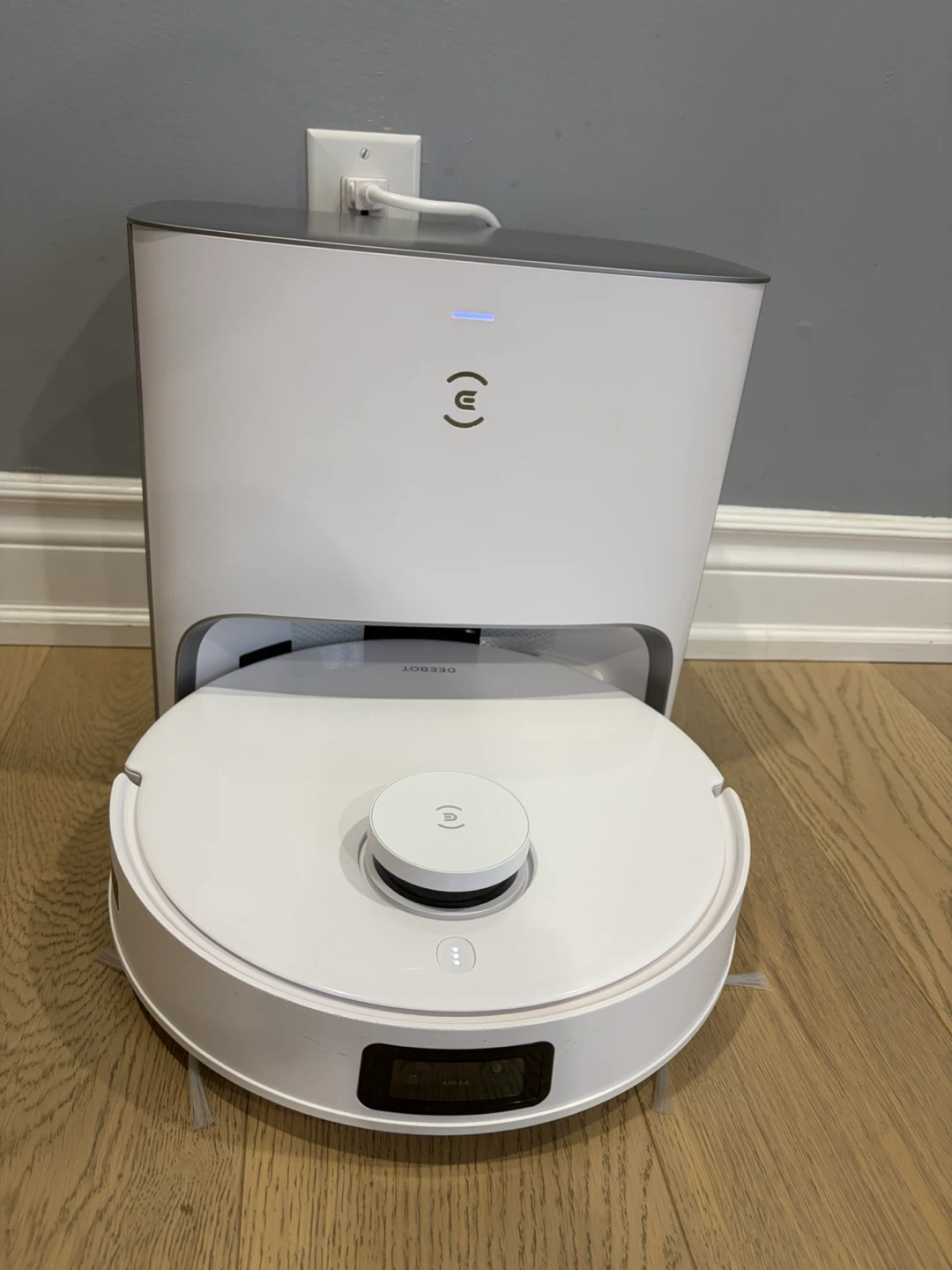 Ecovacs Deebot T10 Plus + Auto-Empty Station - photo 5