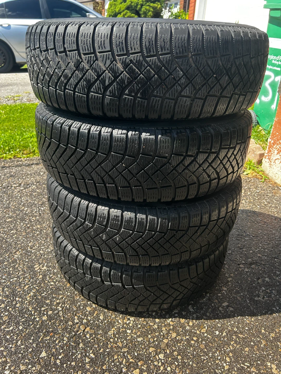 4 Pirelli Winter Tires + Rims  2010 Nissan Versa 185/65R15