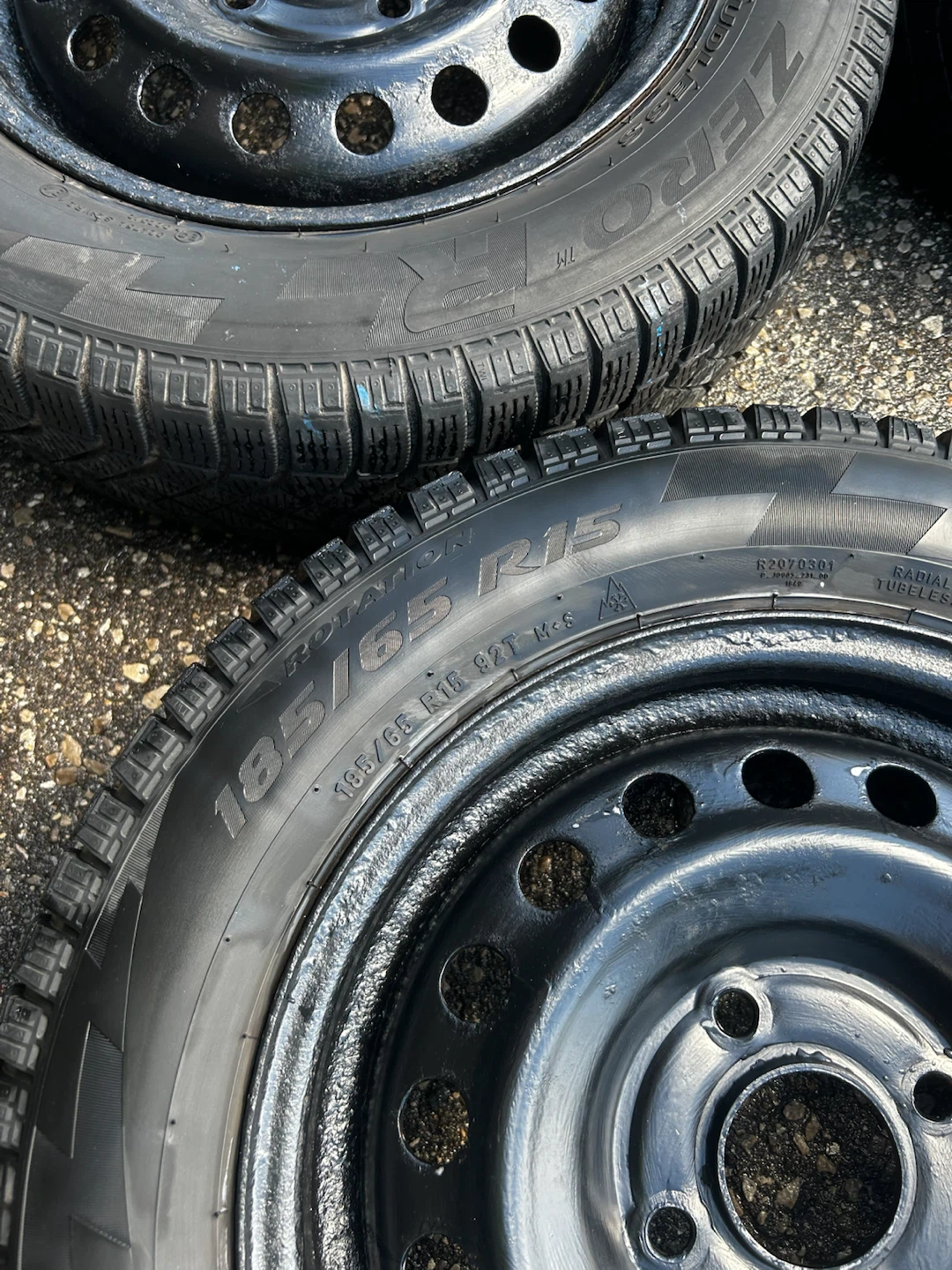 4 Pirelli Winter Tires + Rims  2010 Nissan Versa 185/65R15 - photo 3