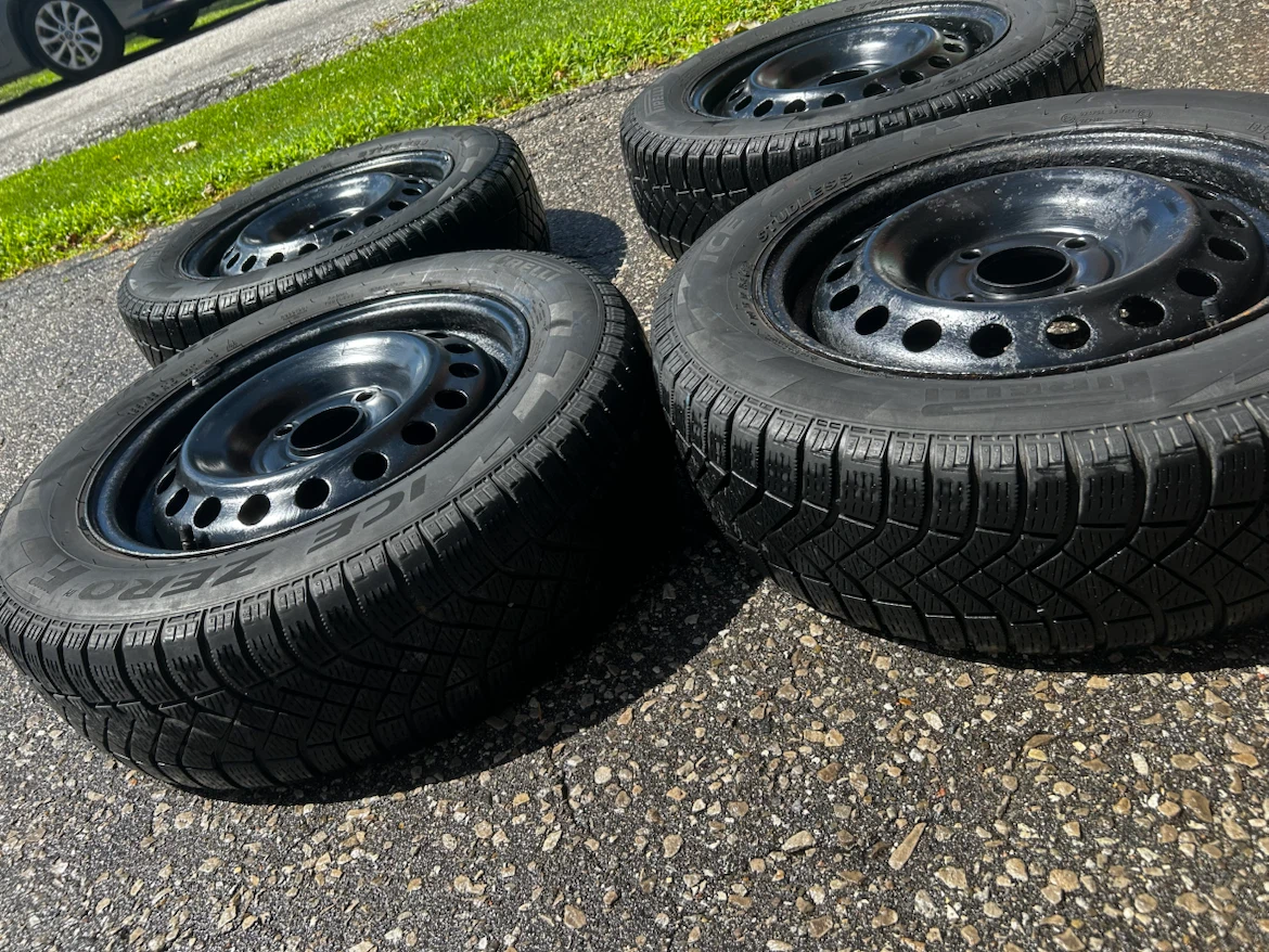 4 Pirelli Winter Tires + Rims  2010 Nissan Versa 185/65R15 - photo 5