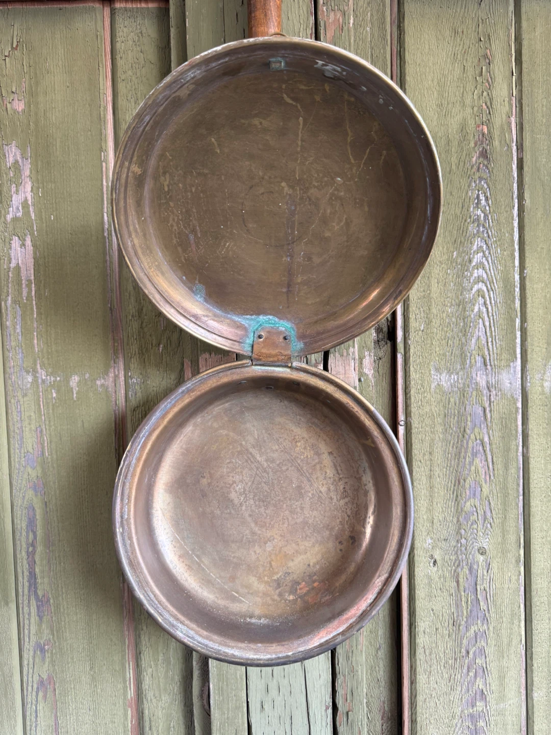 Antique Brass Bed Warmer with Engraved Willow Pattern Lid - photo 5