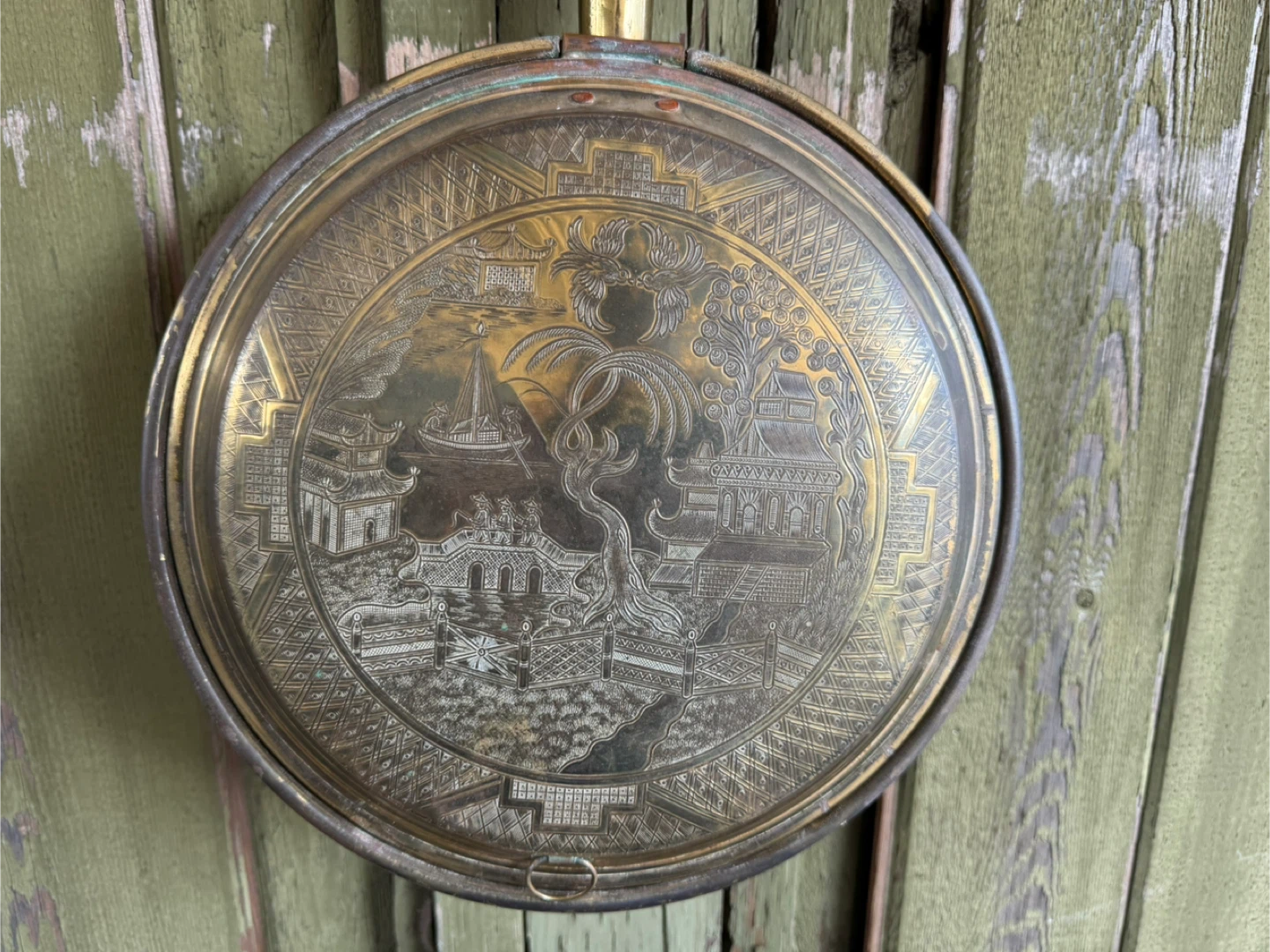 Antique Brass Bed Warmer with Engraved Willow Pattern Lid - photo 3