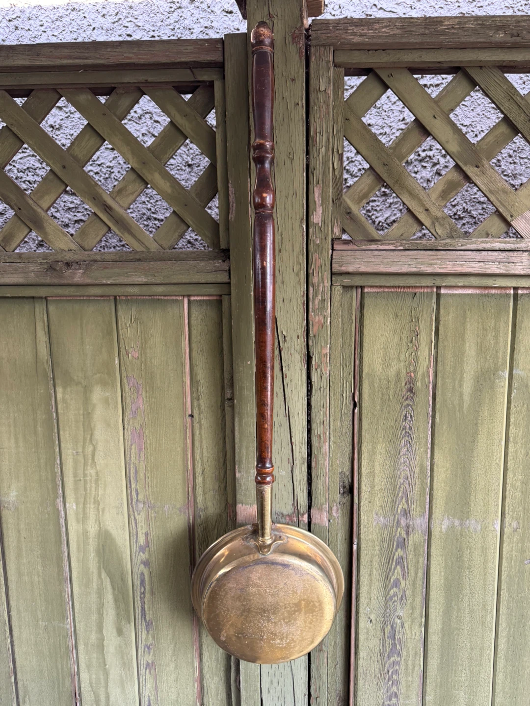 Antique Brass Bed Warmer with Engraved Willow Pattern Lid - photo 2