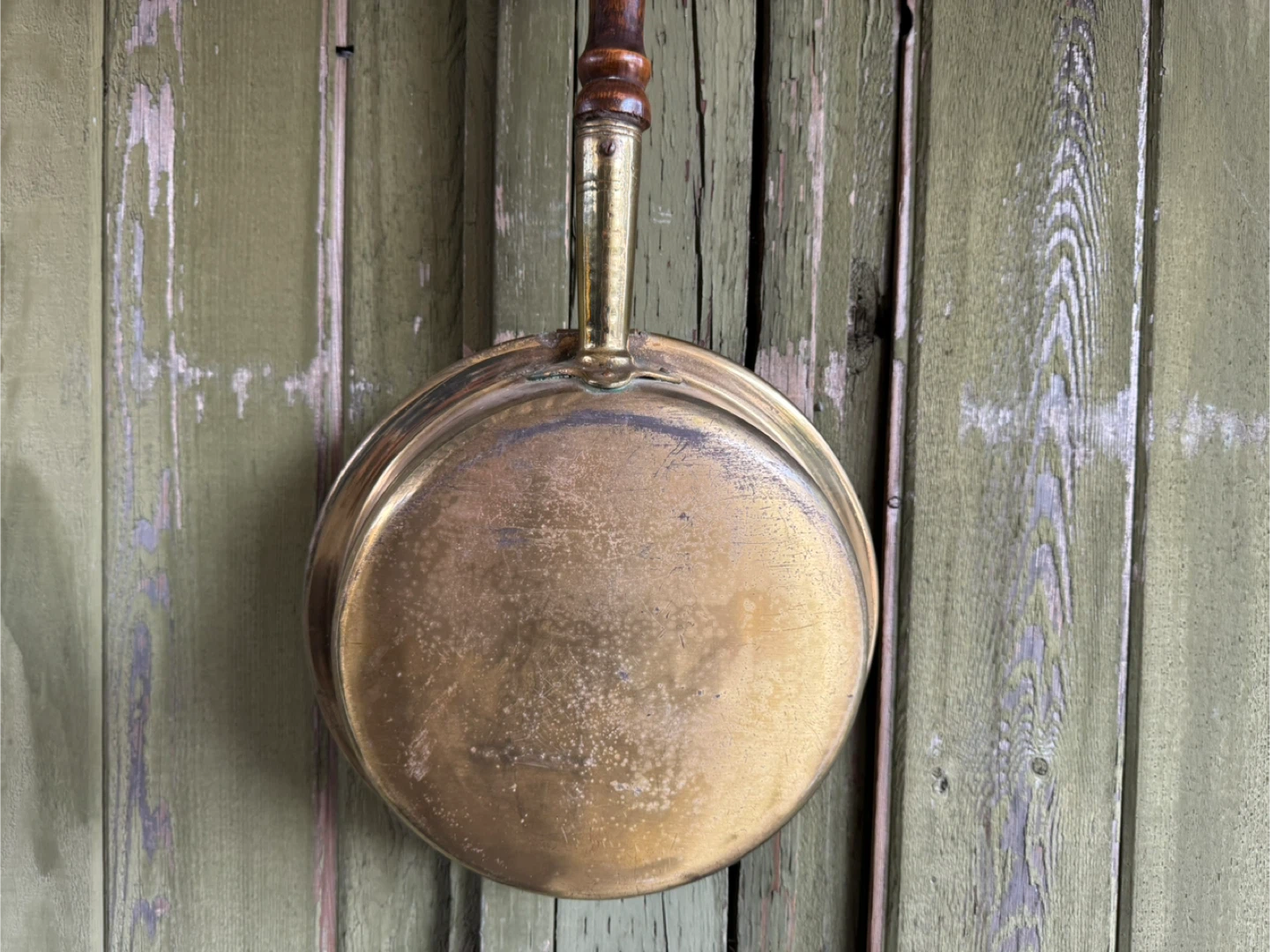Antique Brass Bed Warmer with Engraved Willow Pattern Lid - photo 4