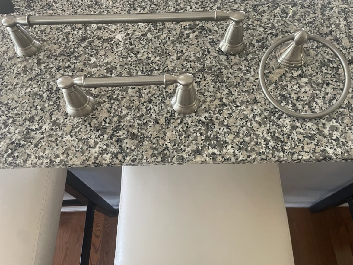 Bathroom accessory set