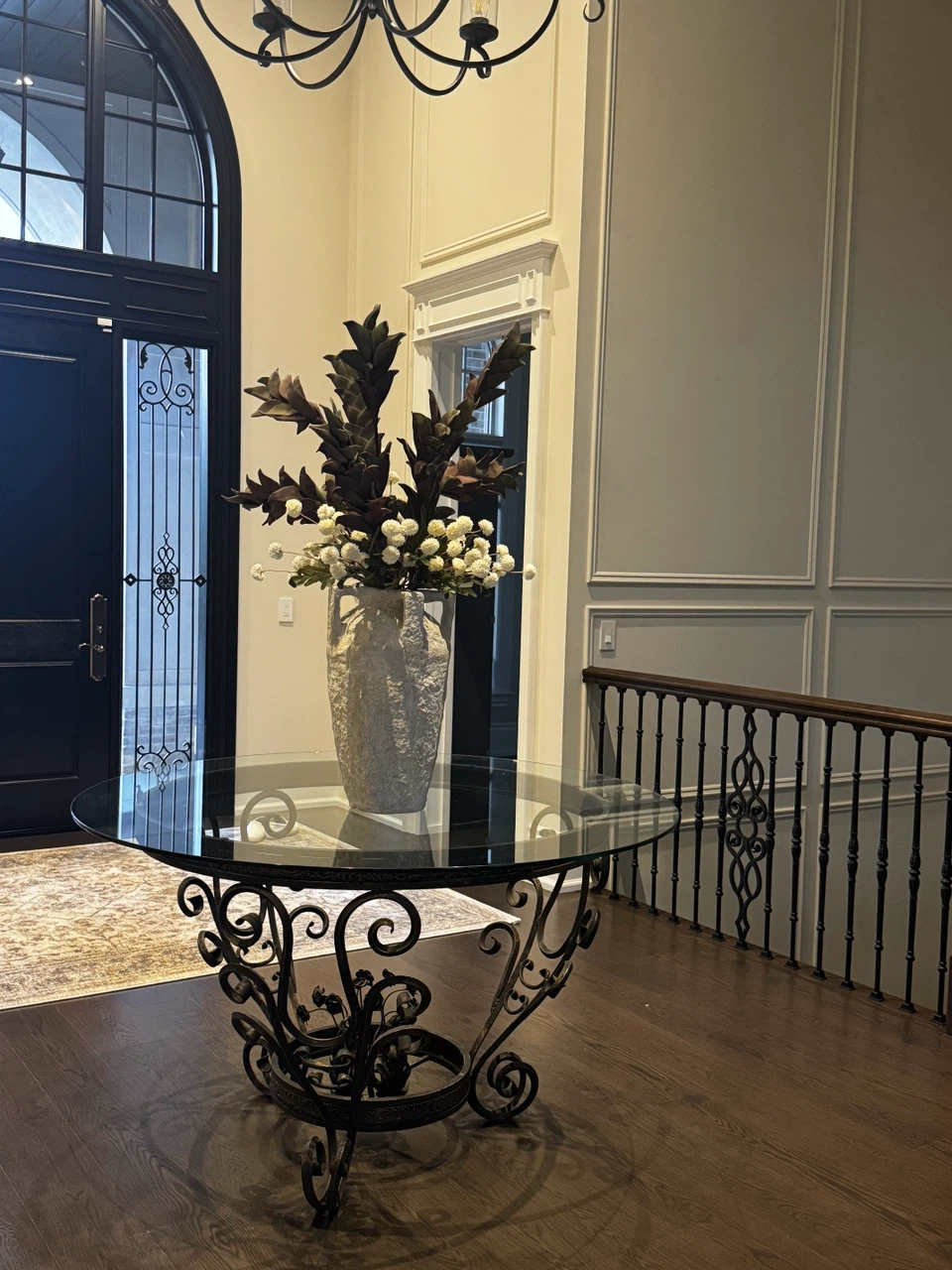 Elegant entry table