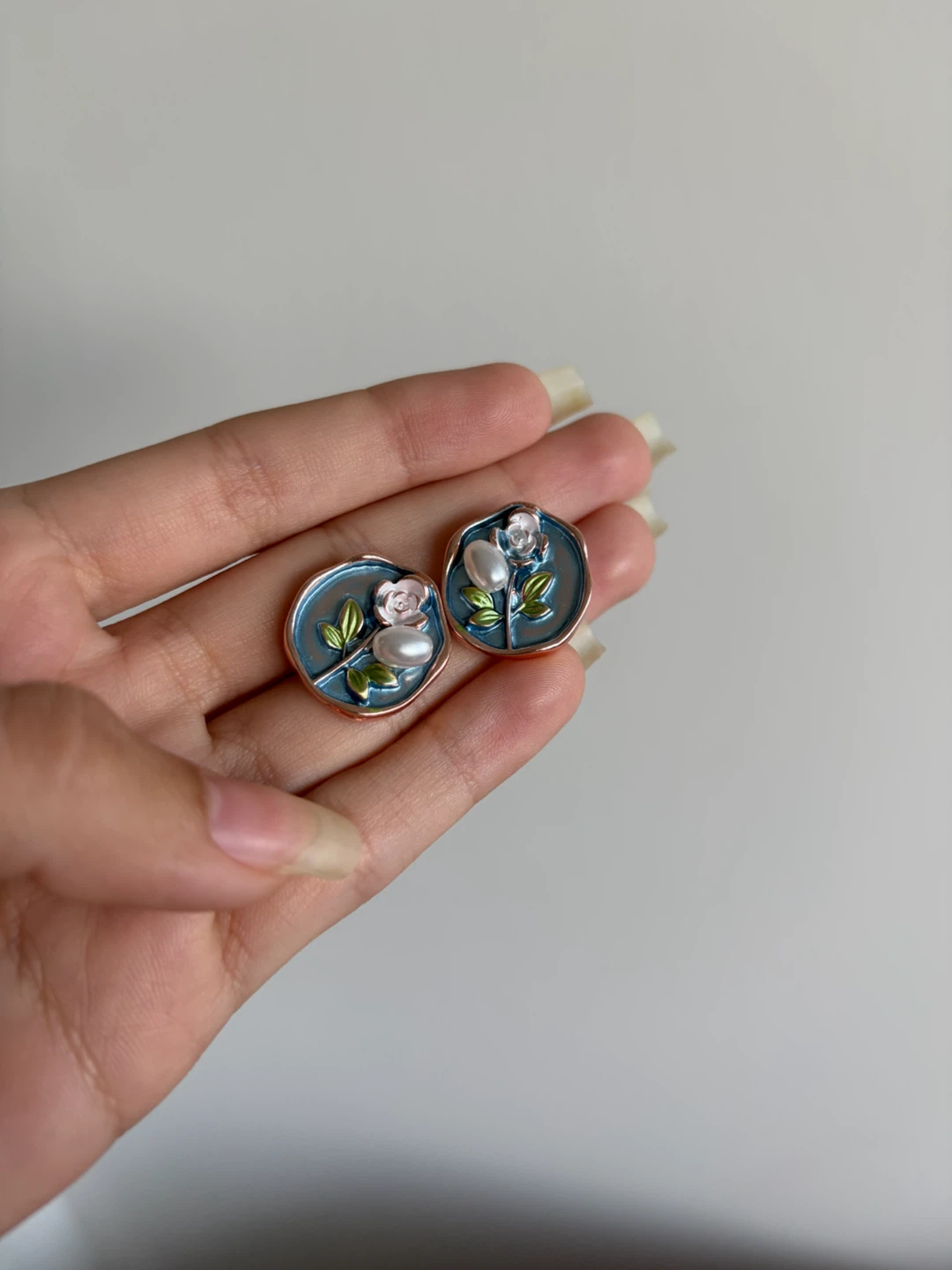 Stud Earrings with Pearl and Rose Detail - photo 3