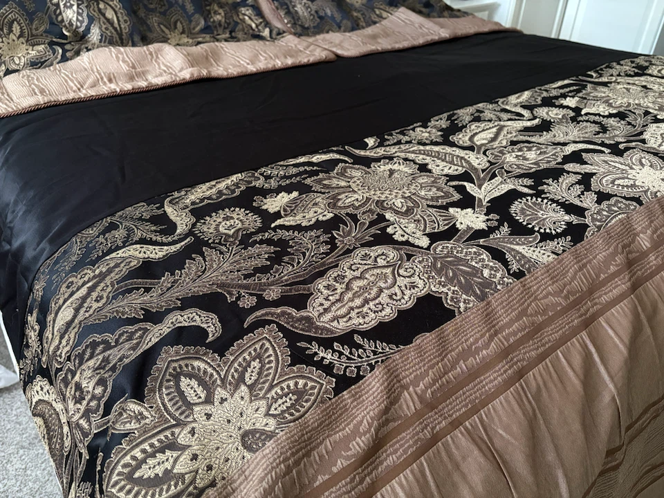 Brand New Paisley Print Duvet Cover and Pillow Shams Set
