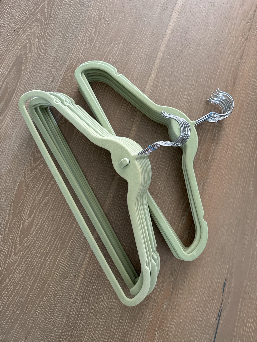 Set of 20 Light Green Velvet Hangers