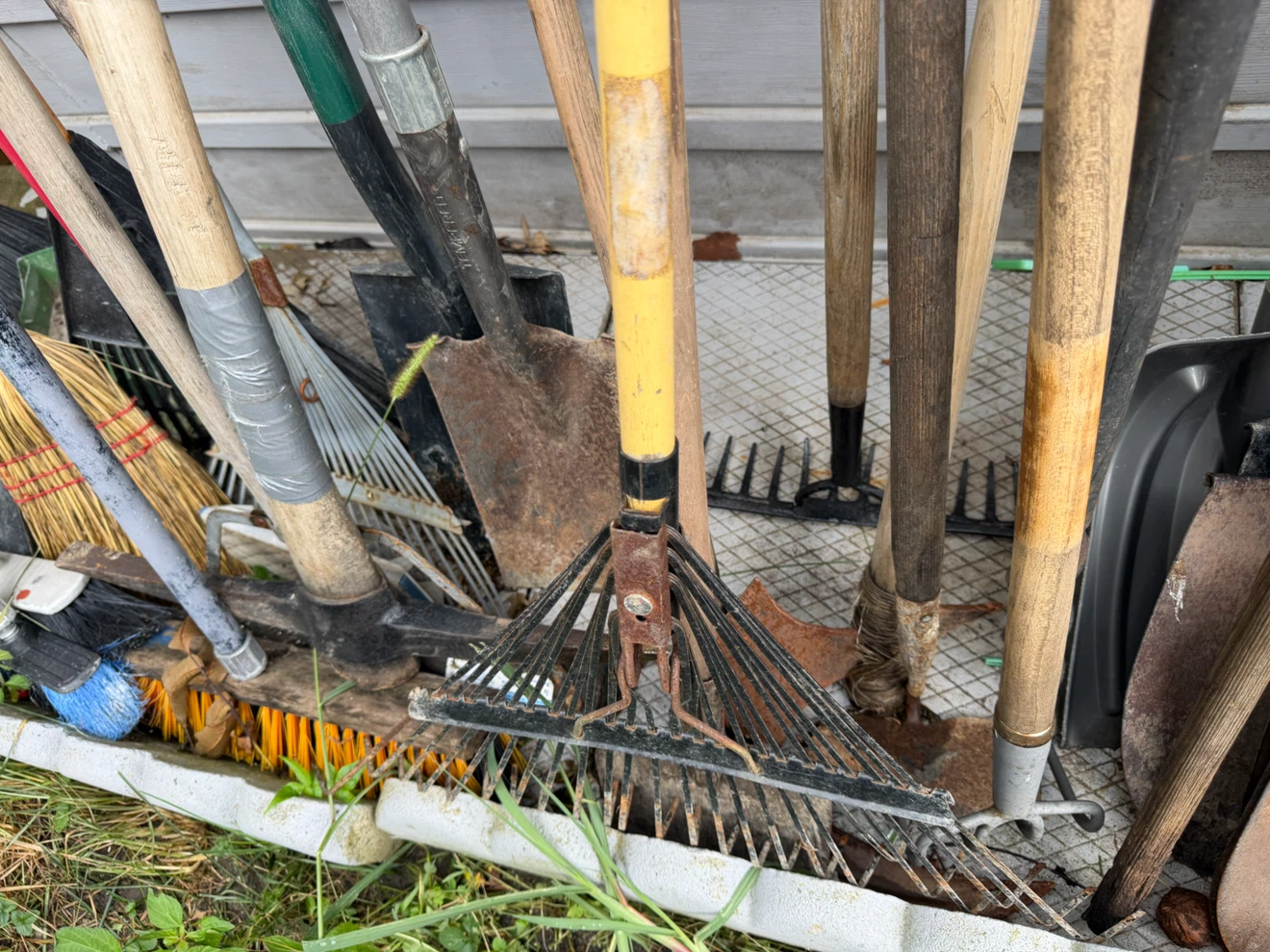Assorted Garden Tools Set- 15$ each - photo 3