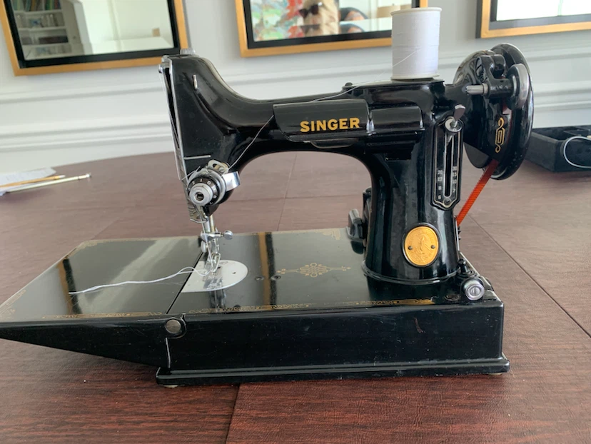 Great condition! Vintage Singer 221 Featherweight Sewing Machine