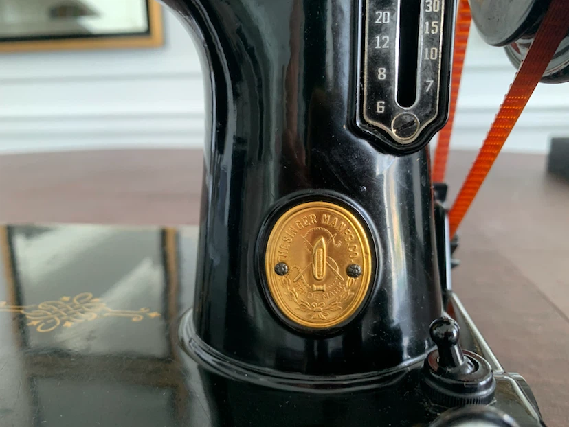 Great condition! Vintage Singer 221 Featherweight Sewing Machine - photo 2
