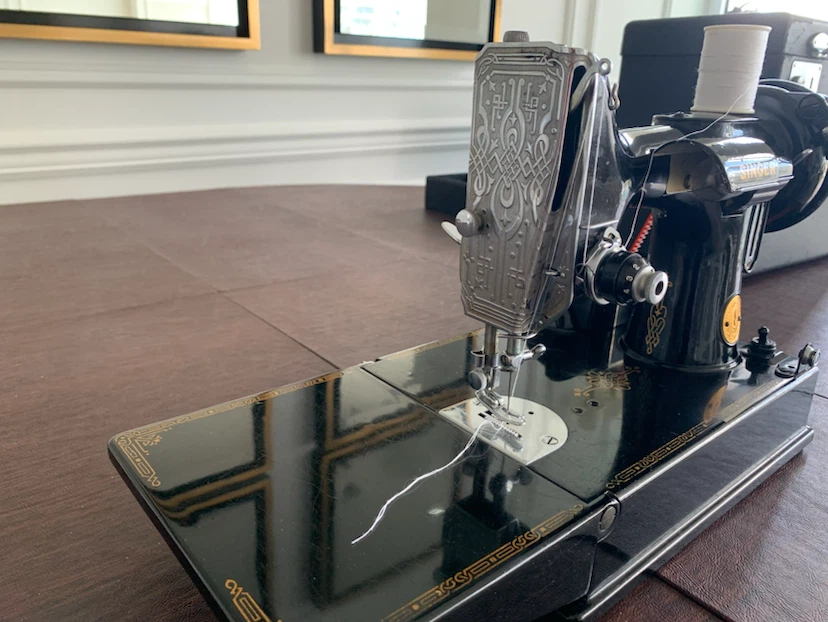 Great condition! Vintage Singer 221 Featherweight Sewing Machine - photo 3