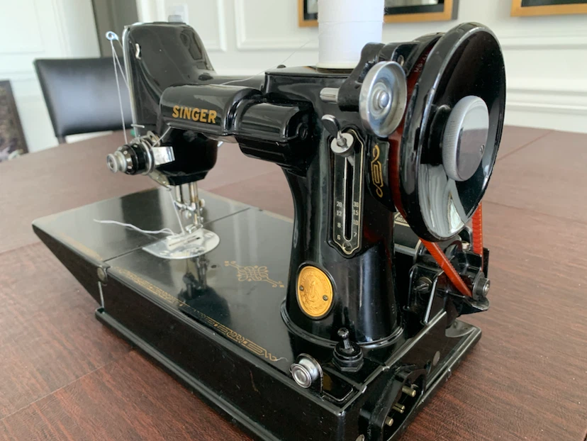 Great condition! Vintage Singer 221 Featherweight Sewing Machine - photo 4