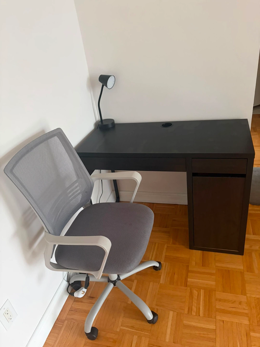 Complete Home-Office: Desk Rolling Chair + Lamp (Moving Sale!) - photo 2