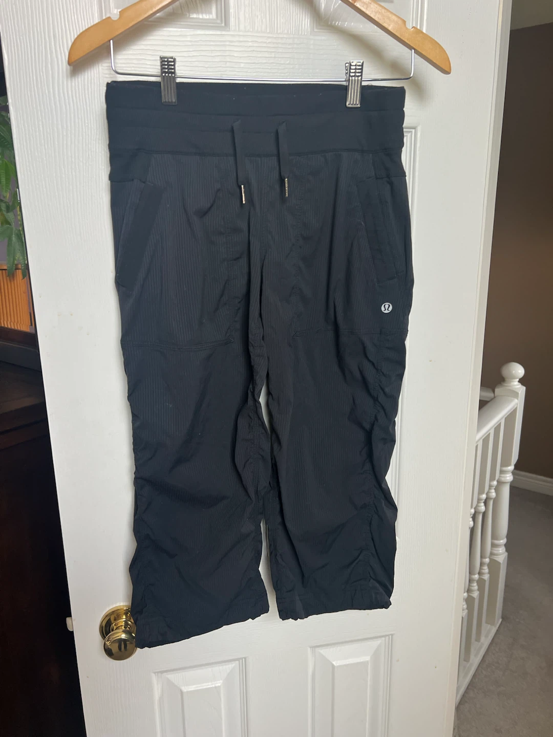 Size 4 lulu black studio crops