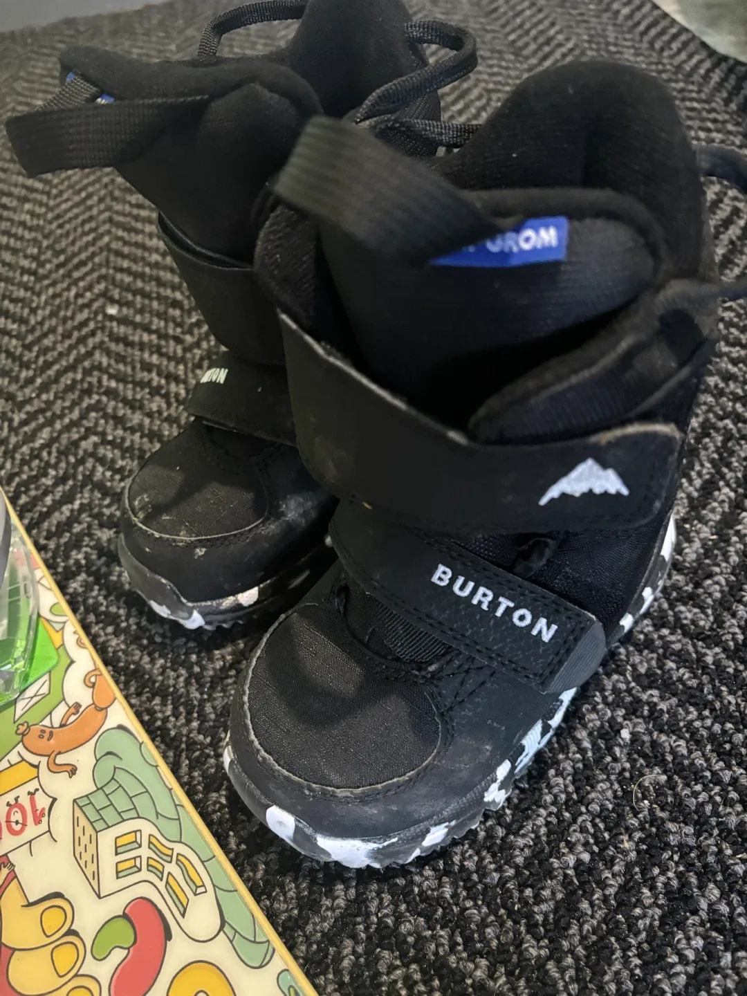 Burton Kids Snowboard + Boots + Smith Helmet - photo 4