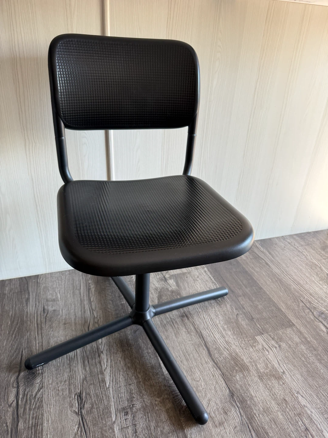 IKEA Swivel Chair – Like New