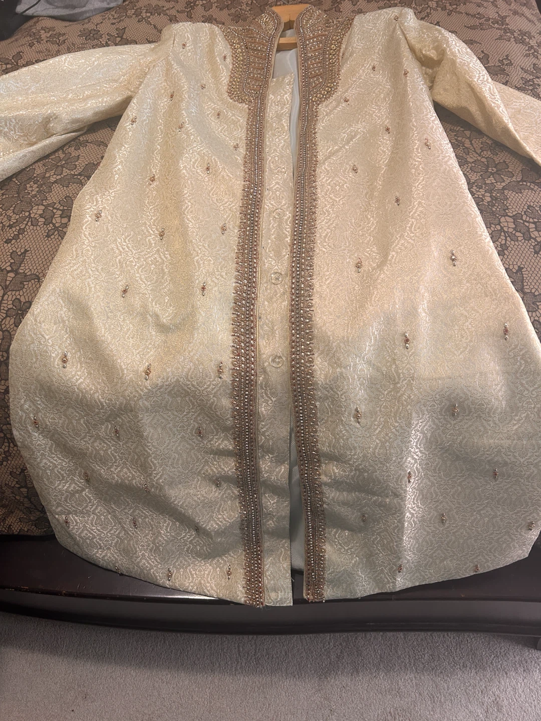 Cream & Gold Embroidered Sherwani Size 40 - photo 2