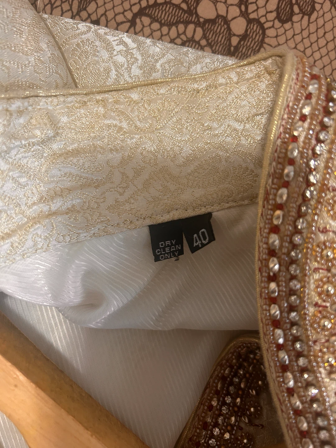 Cream & Gold Embroidered Sherwani Size 40 - photo 3
