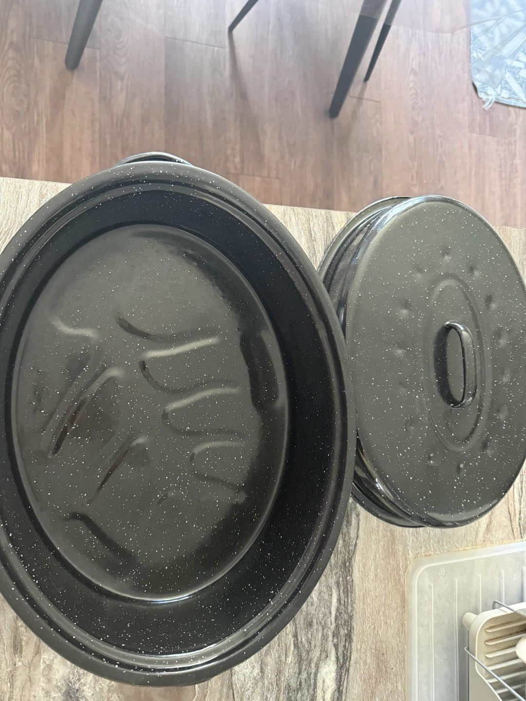 Black speckled roasting pan with lid
