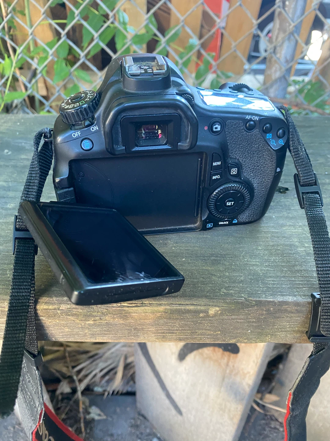 Canon EOS 60D DSLR Camera with EF-S 18-200mm Lens - photo 4