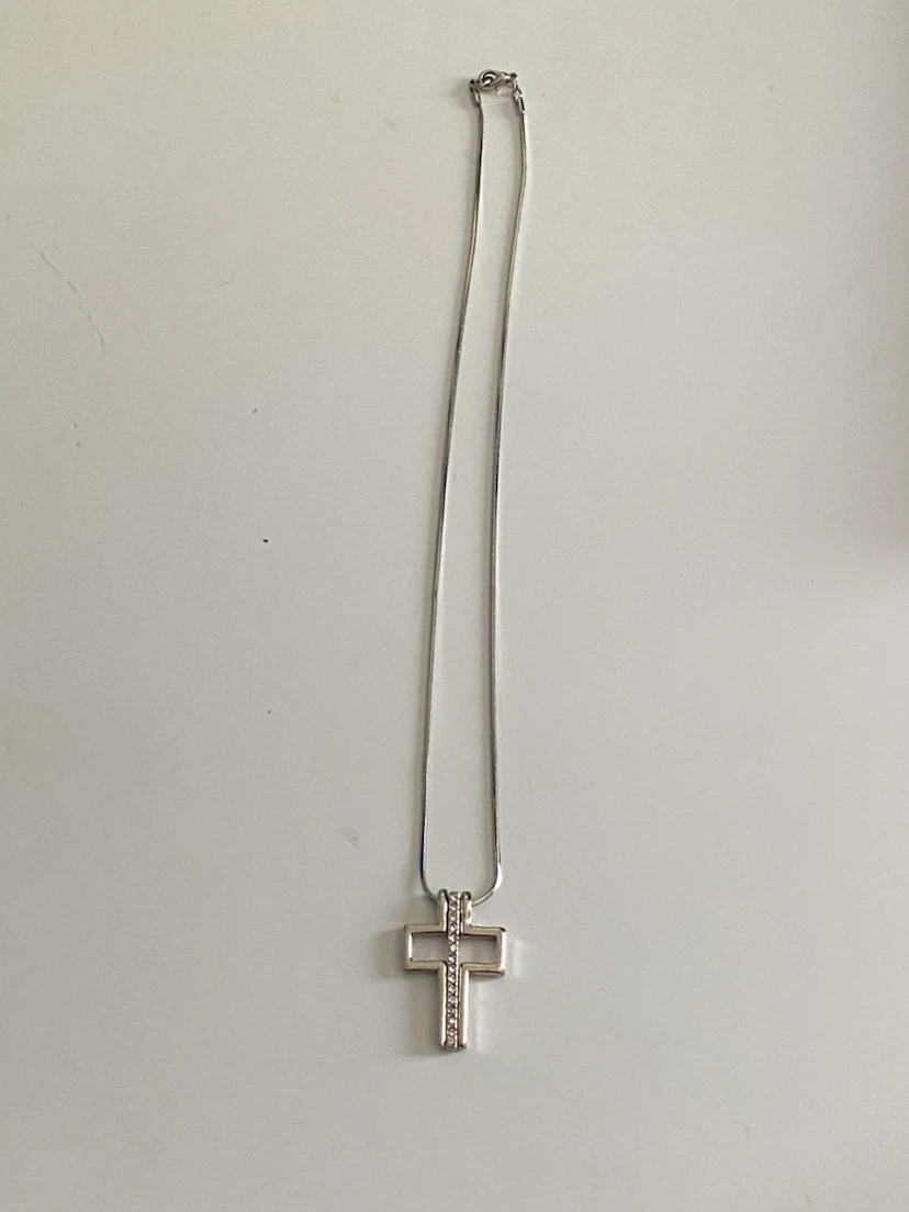 Stunning silver cross pendant and necklace!