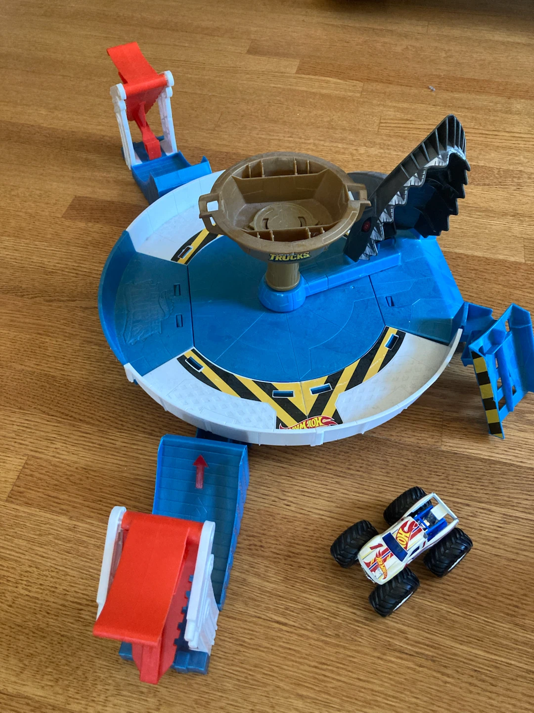 Hot Wheels Monster Trucks Mecha Shark Face-Off Track Set