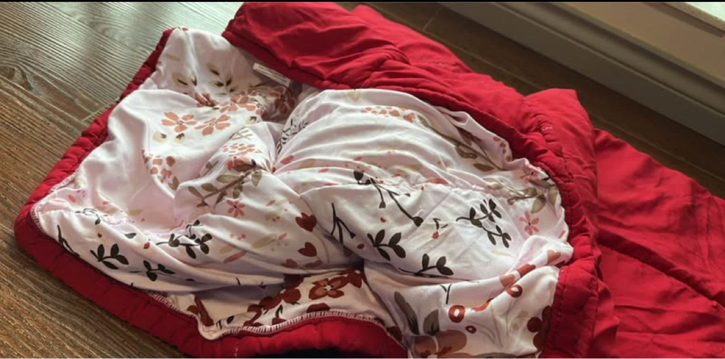 Red Quilt with Floral Print - photo 2