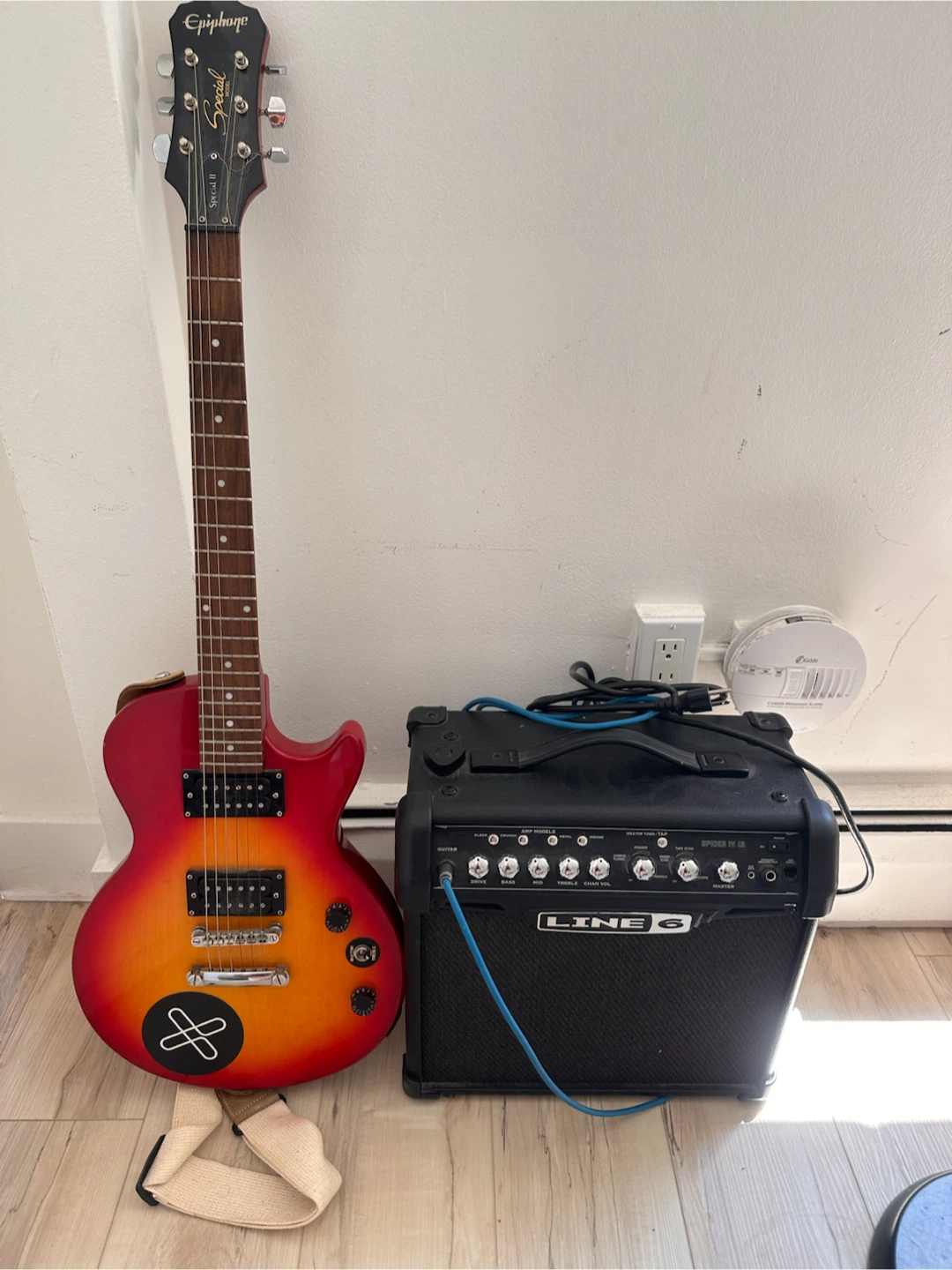 Epiphone Special II Electric Guitar with Line 6 Spider IV Amp